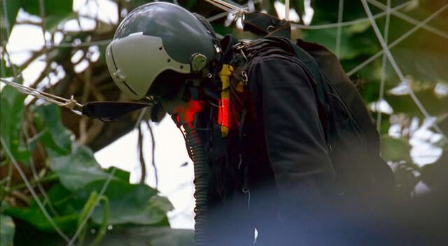 File:3x17parachutisthangs.jpg
