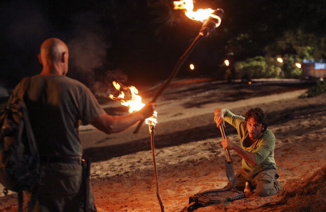 File:3x14 LockeCatchePaulo.jpg