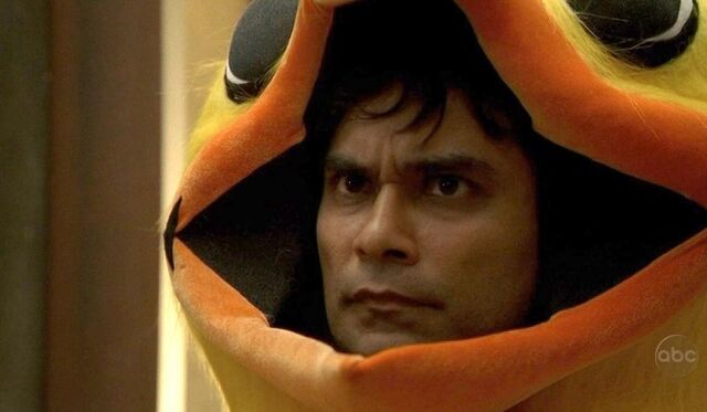 Ficheiro:800px-Chicken suit.jpg