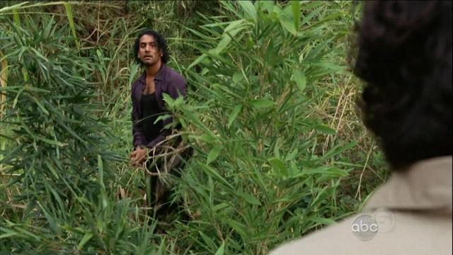ملف:5x09-sayid-hostile-jin-dharma.jpg