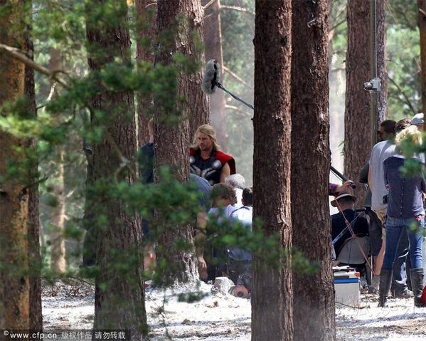 File:Chris-Hemsworth-Thor-Avengers-Age-of-Ultorn-Behind-The-Scenes-Leaked-Photograph.jpg
