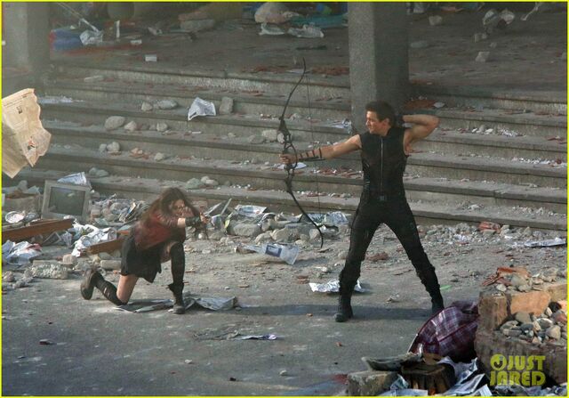 File:Elizabeth-olsen-aaron-taylor-johnson-avengers-2-set-photos-04.jpg