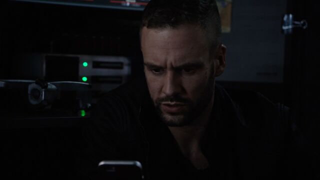 File:Hunter-checks-Banks-phone.jpg
