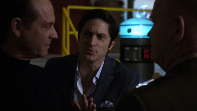 File:IanQuinn-calms-situation-Garrett.jpg