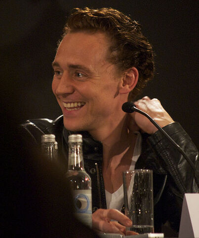 ファイル:TomHiddlestonApr2011.jpg