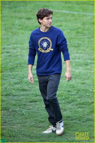 File:Tom-holland-wears-school-sweatshirt-on-spider-man-homecoming-set-17.jpg