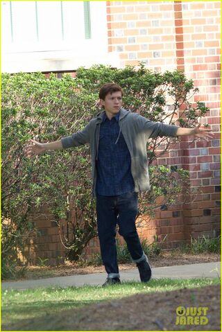 File:Tom-holland-sprints-spider-man-set-atlanta-07.jpg