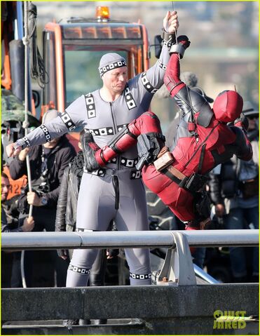 File:Ryan-reynolds-meets-mayor-at-deadpool-set-02.jpg