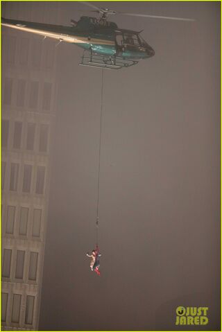 File:Spider-man-stunt-doubles-helicopter-scene-13.jpg