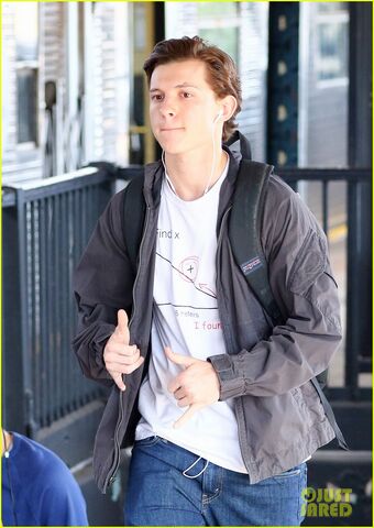 File:Tom-holland-films-spider-man-homecoming-queens-29.jpg
