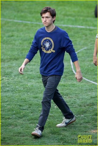 File:Tom-holland-wears-school-sweatshirt-on-spider-man-homecoming-set-01.jpg
