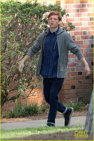 File:Tom-holland-sprints-spider-man-set-atlanta-06.jpg