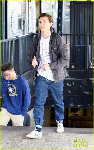 File:Tom-holland-films-spider-man-homecoming-queens-13.jpg