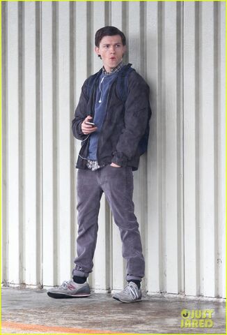 File:Tom-holland-snaps-a-selfie-while-filming-spide-man-homecoming-01.jpg