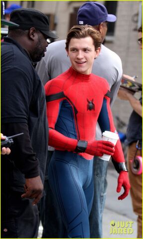 File:Tom-holland-looks-buff-while-filming-spider-man-in-nyc-04.jpg