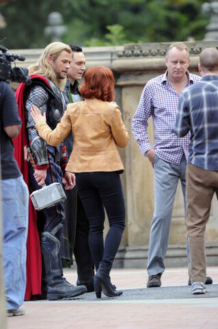 File:Chris+Hemsworth+Loki+Stars+Set+Avengers+NYC+D1nj1dudAjql.jpg