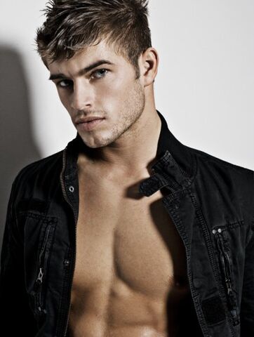 File:Tylerbatchel-male-model-shirtless-photos-02212009-28-430x570.jpg