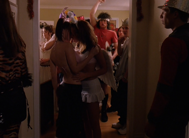 File:Kissing Girls.png