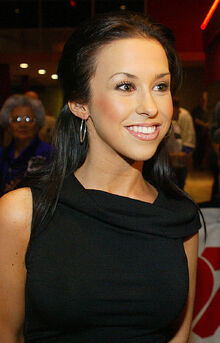 800px-Lacey Chabert