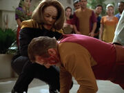 B'Elanna und Janeway beenden die Schlägerei.jpg