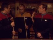 Tuvix besiegt Paris und Chakotay.jpg