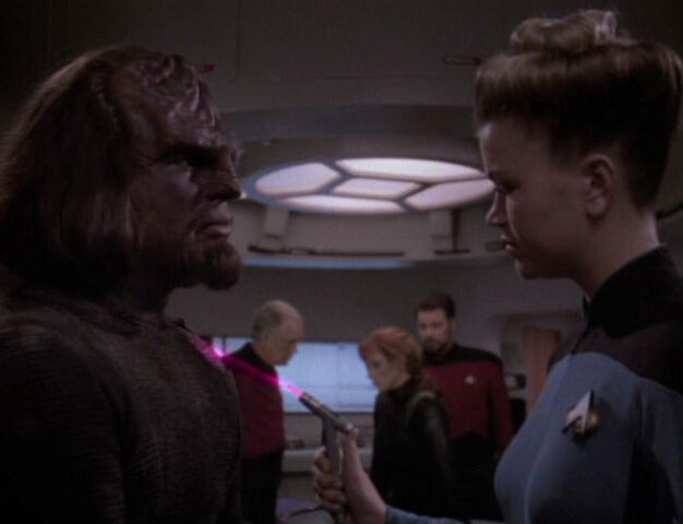 File:Nurse healing Worf with dermal regenerator.jpg