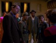 Janeway erklärt den 37ern ihre Situation.jpg