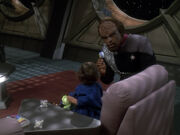 Worf spielt mit Kirayoshi.jpg