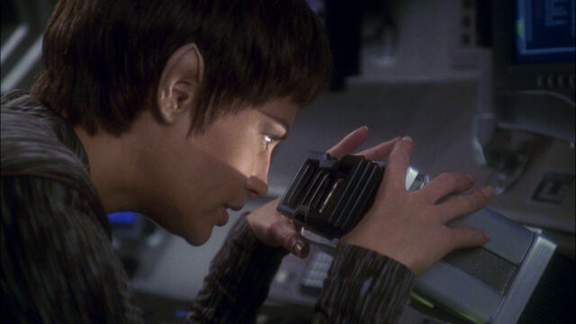 File:T'Pol using viewer.jpg