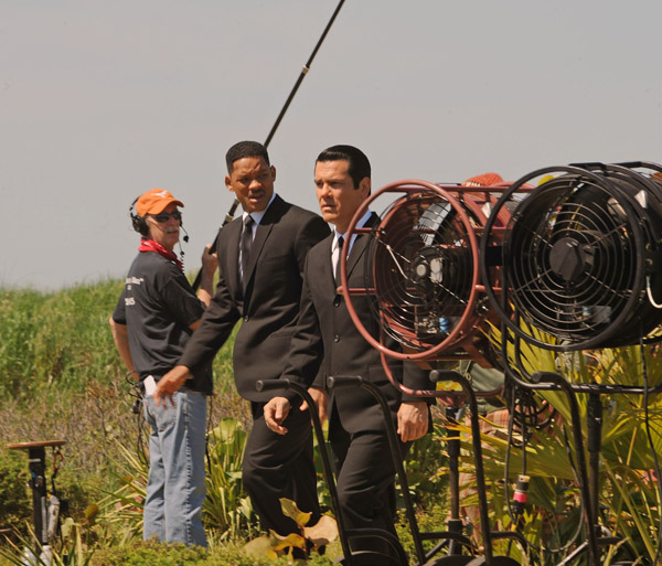 mike colter mib 3 image will smith and josh brolin in men in black 3 set mike colter mib 3 image will smith and josh brolin in men in black 3 set