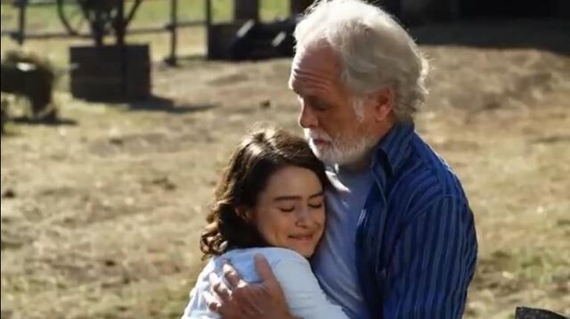 Plik:Mia&Grandfather.jpg