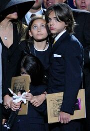 Paris-at-mj-funeral