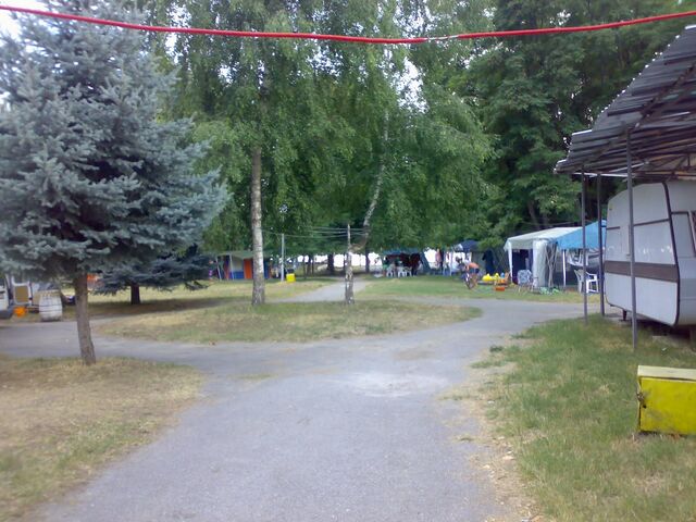 File:Daltonese Caravan site.jpeg