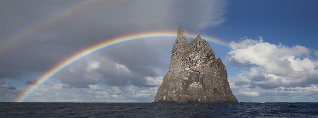 File:Balls Pyramid pano (8748738167).jpg