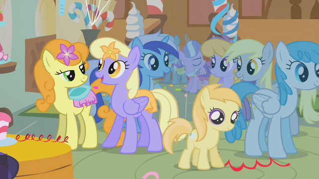 File:Cute ceanera guests S01E12.png