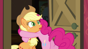Pinkie Pie abrazando a Applejack T4E09.png