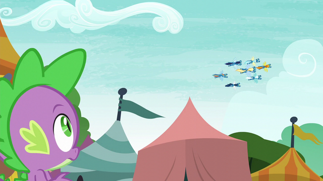 File:Spike watching the Wonderbolts perform S6E7.png