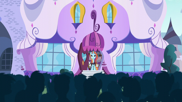 File:Crowd cheering S5E14.png