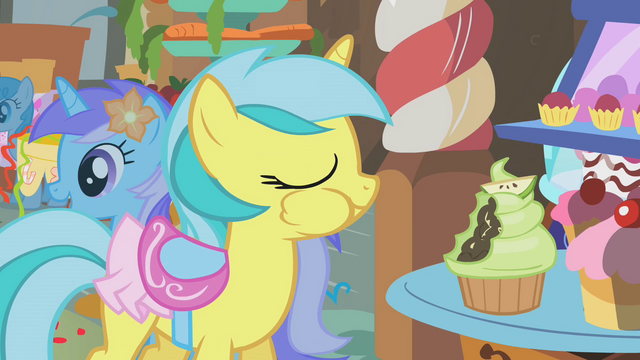 File:Lemony Gem takes a bite out of a cupcake S1E12.png