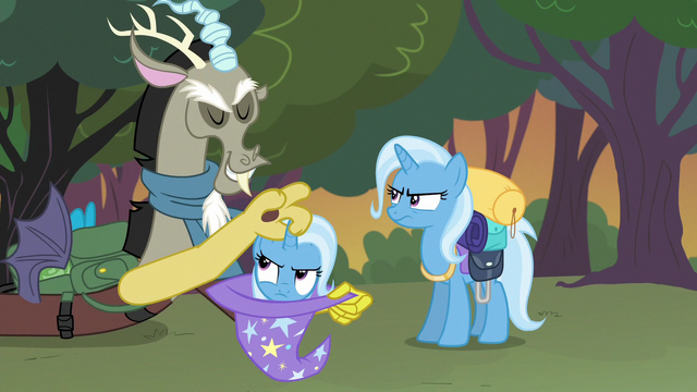 File:Both Trixies unamused S6E26.png