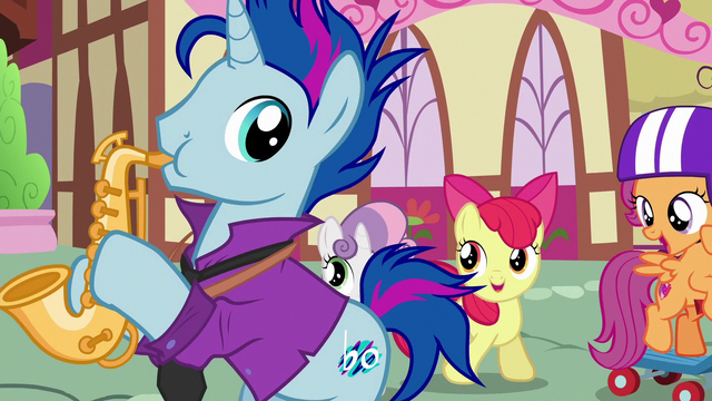 File:Scootaloo compliments Bluenote on his saxophone S6E19.png