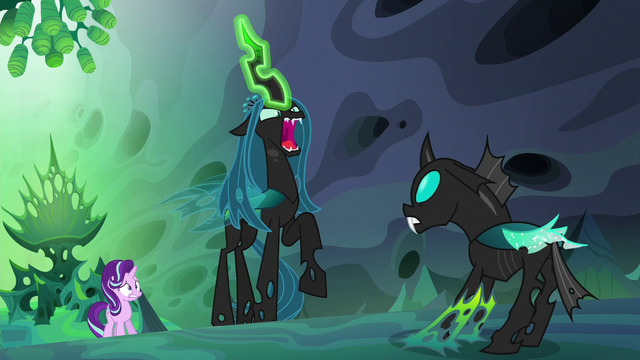 File:Queen Chrysalis raising her horn to Thorax S6E26.png
