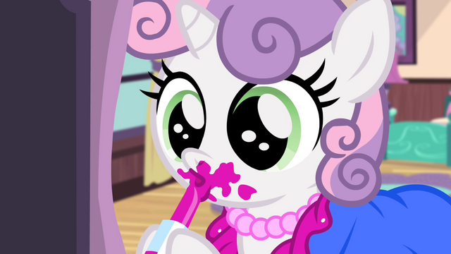 File:Younger Sweetie Belle putting on lipstick S4E19.png