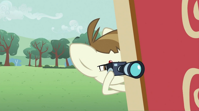 File:Featherweight taking pictures S2E23.png