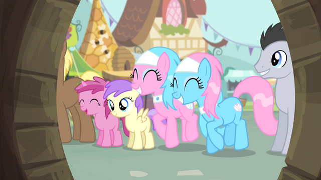 File:Spa ponies happy S4E14.png