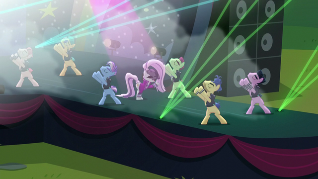 File:Countess Coloratura sings "Hear the applause" S5E24.png