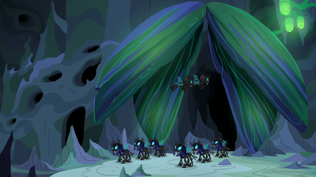 File:Changelings stand guard outside Chrysalis' chamber S6E26.png