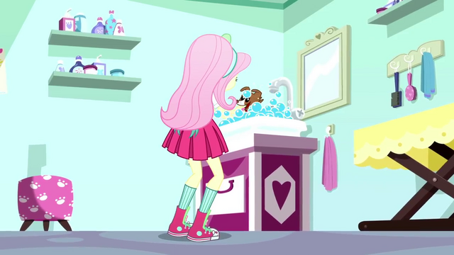 File:Fluttershy bathing Winona SS7.png