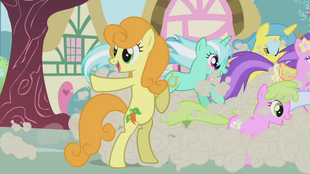 File:Golden Harvest points at Twilight S01E03.png