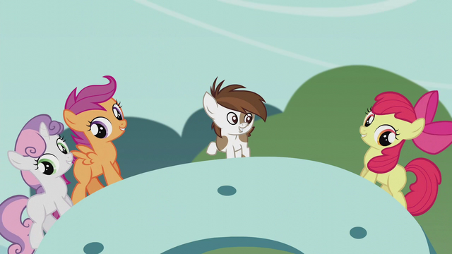 File:The CMC walks up the giant horseshoe S5E18.png